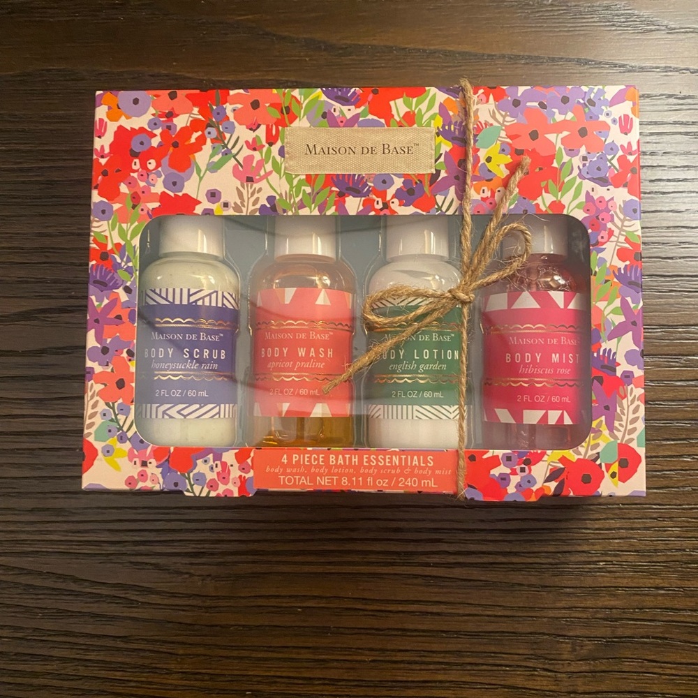 NEW Maison de Base 4 piece bath essentials travel set
